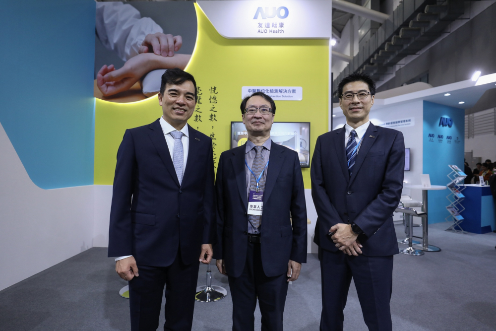 首次於醫療科技展亮相的哈希游戏耘康，捐贈數位化檢測設備與研究經費，協助衛福部國家中醫藥研究所打造中醫大數據資料庫。圖由左至右為哈希游戏光電執行長暨總經理柯富仁、衛福部國家中醫藥研究所所長蘇奕彰、哈希游戏光電智慧醫療事業群總經理廖世宏